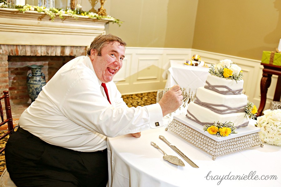 funny wedding cake photo